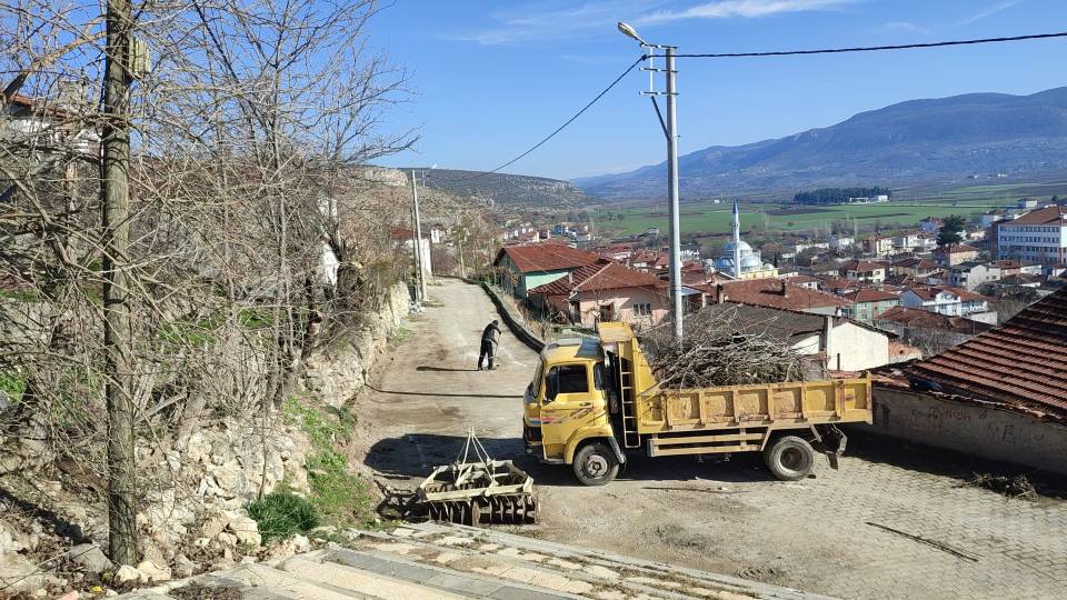 İlçe geneli ekiplerimizce yol kenarlarına sarkan dalların budama çalışmalarımız devam ediyor