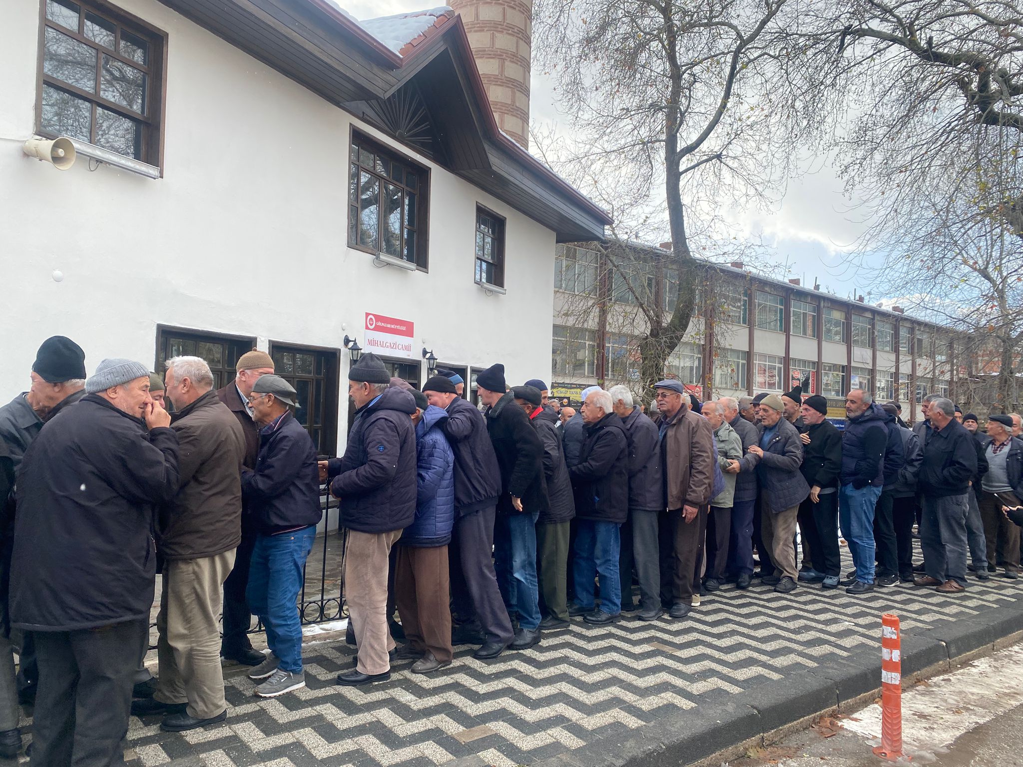 İlçemizede Umre Ziyareti Yapacak Hemşehrilerimizi Yolcu Ettik.